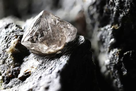  Jadeite, een Material Sterker dan Diamant: Hoe Wordt Deze Wonderlijke Steen Geboren?